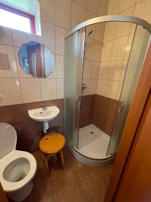 Fürdőszoba zuhanyzóval